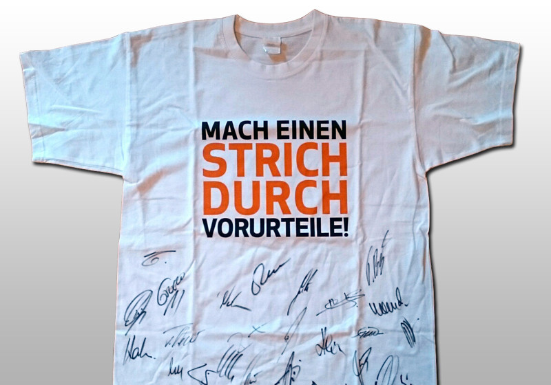  Teamsigniertes VfB Shirt 