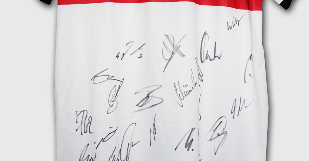 Teamsigniertes VfB Trikot   Teamsigniertes VfB Trikot