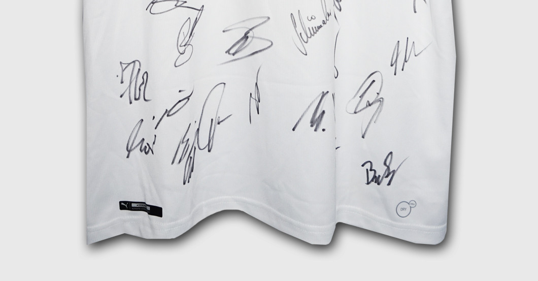 Teamsigniertes VfB Trikot   Teamsigniertes VfB Trikot