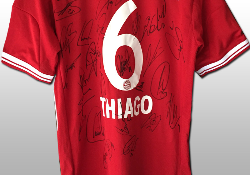  Thiago-Trikot signiert 