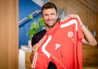  TM Müller Shirt signiert 