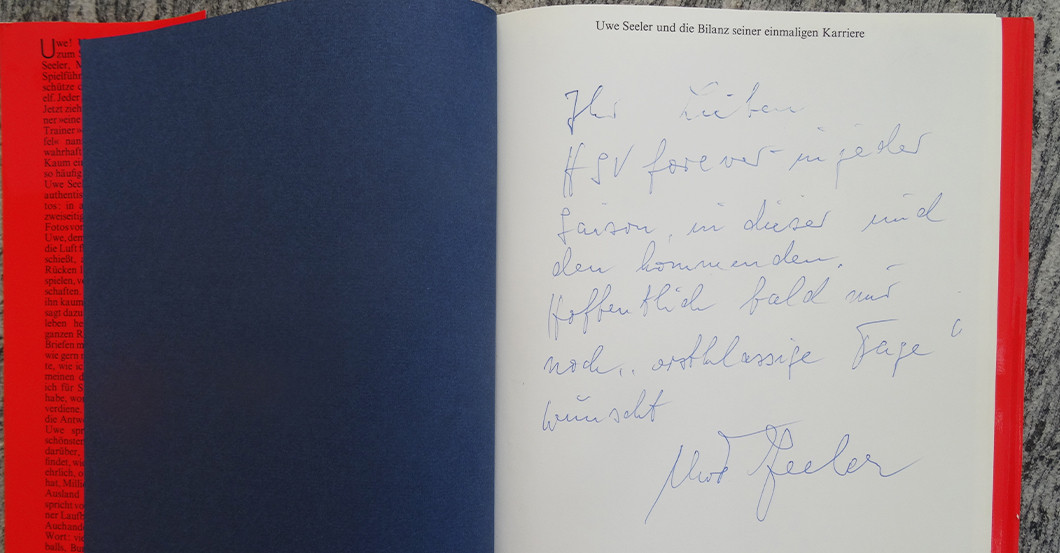 Uwe Seeler widmet Buch    Uwe Seeler widmet Buch