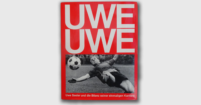 Uwe Seeler widmet Buch    Uwe Seeler widmet Buch