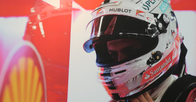 Vettels Ferrari Rennhelm   Vettels Ferrari Rennhelm