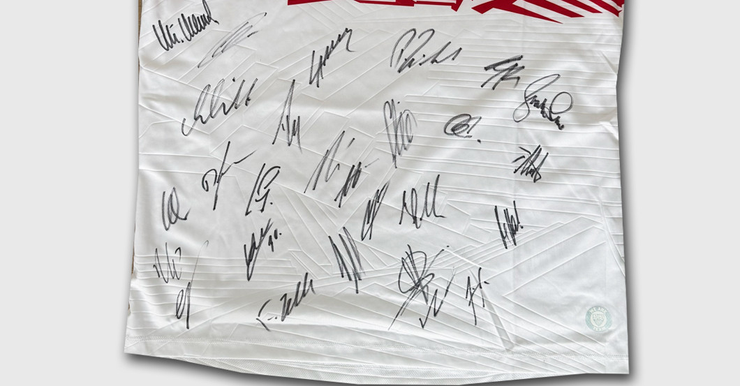  VfB signiert Heimtrikot  