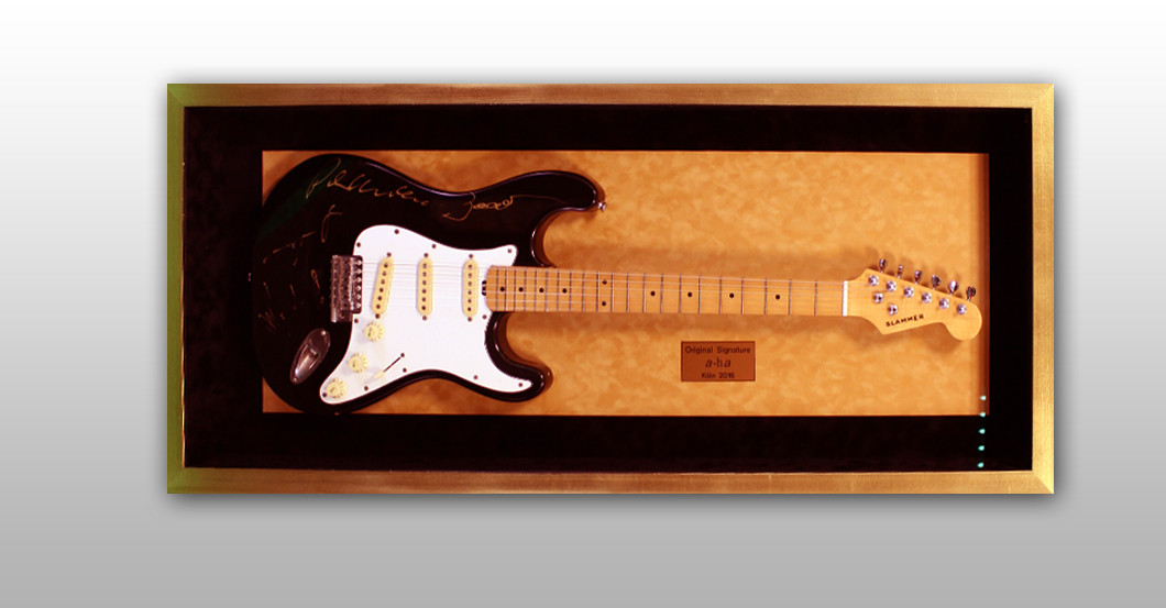Von aha signierte Gitarre   Von aha signierte Gitarre