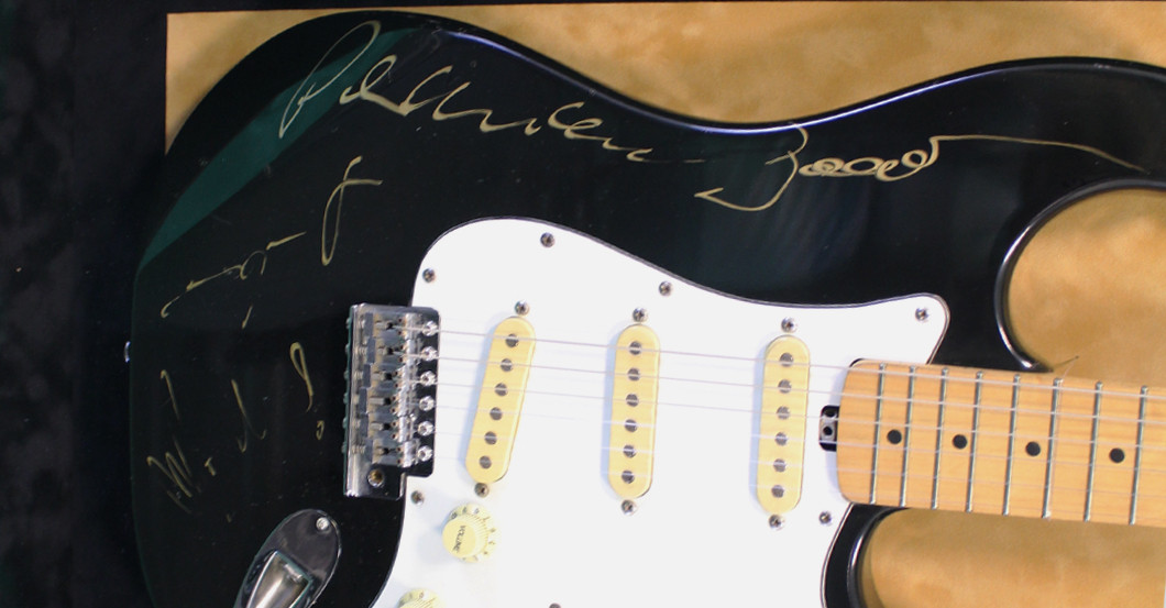 Von aha signierte Gitarre   Von aha signierte Gitarre