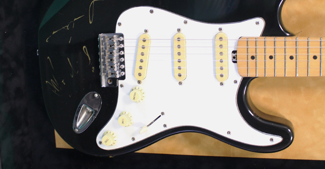 Von aha signierte Gitarre   Von aha signierte Gitarre