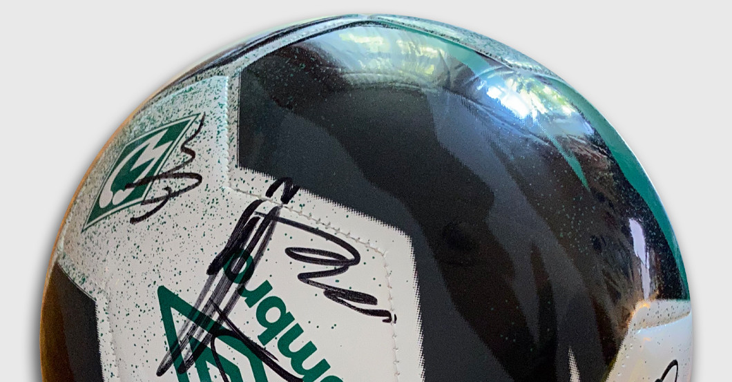  Werder signiert Ball 