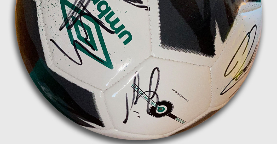  Werder signiert Ball 