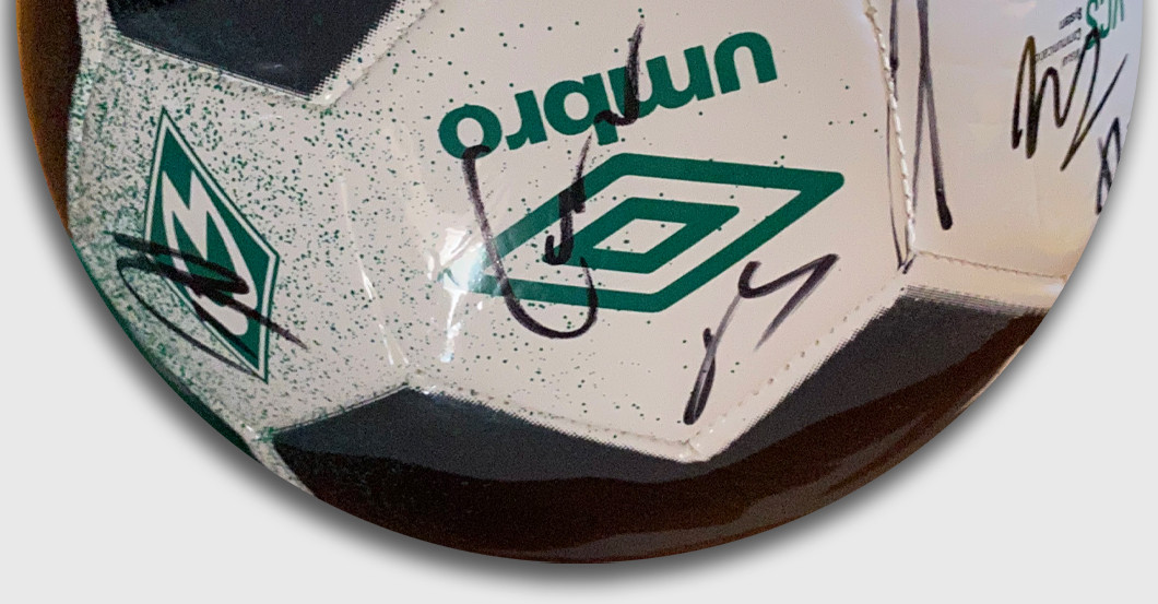  Werder signiert Ball 