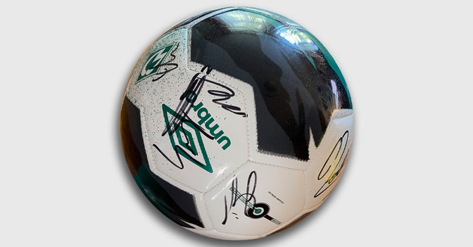  Werder signiert Ball 