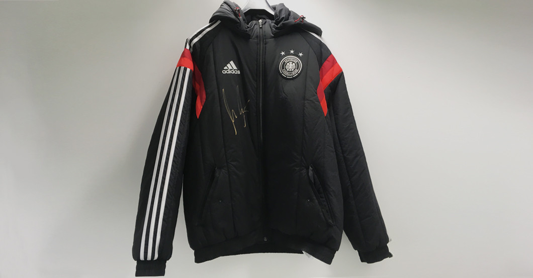 Von Mark Forster handsigniert: Winterjacke des DFB