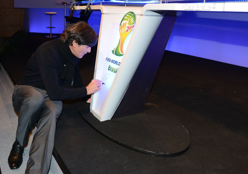  WM-Moderatorentisch Löw 