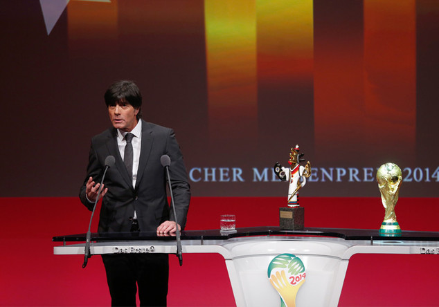 WM-Moderatorentisch Löw   WM-Moderatorentisch Löw