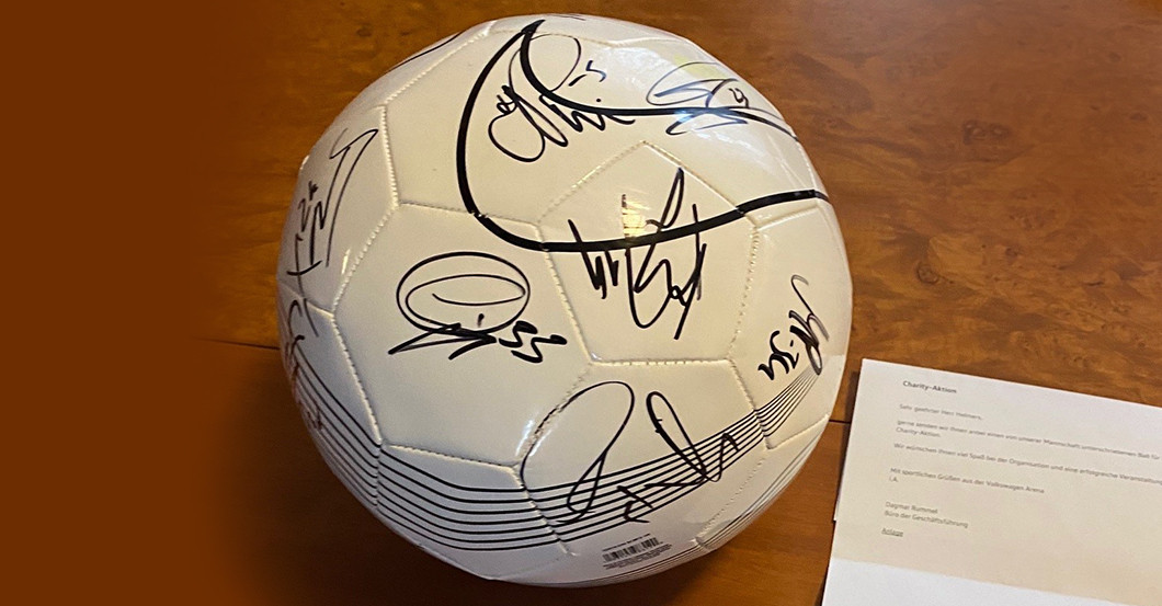  Wolfsburg signiert Ball 