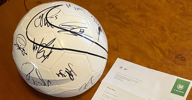 Wolfsburg signiert Ball 
