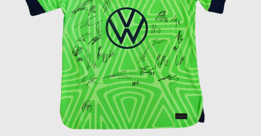 Wolfsburg signiert Trikot   Wolfsburg signiert Trikot