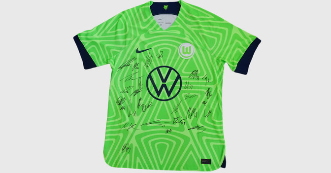 Wolfsburg signiert Trikot   Wolfsburg signiert Trikot