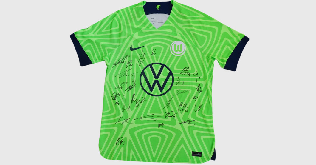 Wolfsburg signiert Trikot   Wolfsburg signiert Trikot