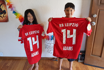 Amerikanischer Bieter freut sich über zwei RB Leipzig-Trikots Amerikanischer Bieter freut sich über zwei RB Leipzig-Trikots