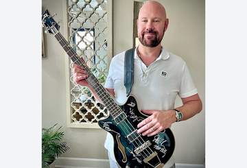 Auktionsgewinner aus den USA freut sich über E-Bass! Auktionsgewinner aus den USA freut sich über E-Bass!