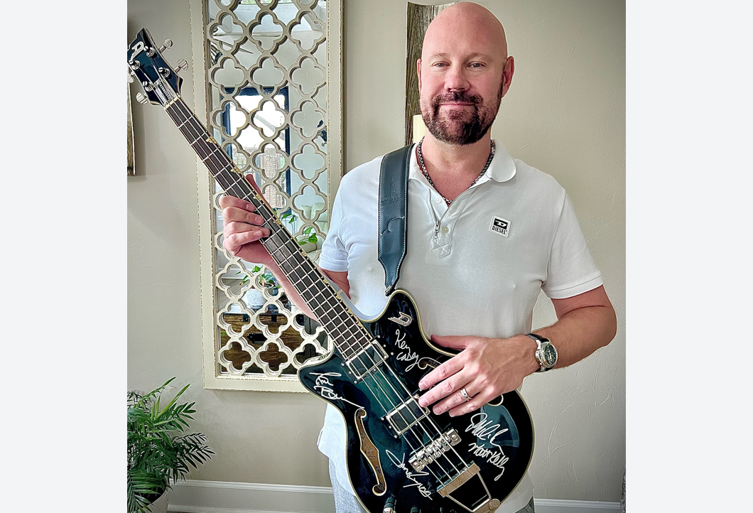 Auktionsgewinner aus den USA freut sich über E-Bass! Auktionsgewinner aus den USA freut sich über E-Bass!