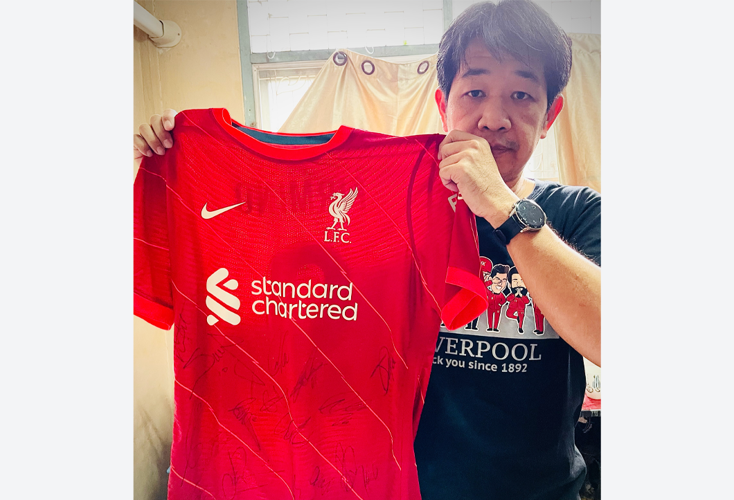 Auktionsgewinner aus Thailand freut sich über Liverpool-Trikot! Auktionsgewinner aus Thailand freut sich über Liverpool-Trikot!