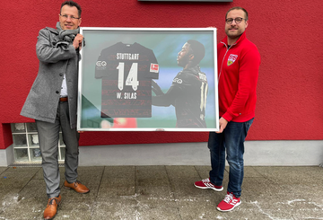 Auktionsgewinner freut sich über Trikot von VfB-Stürmer Silas Auktionsgewinner freut sich über Trikot von VfB-Stürmer Silas