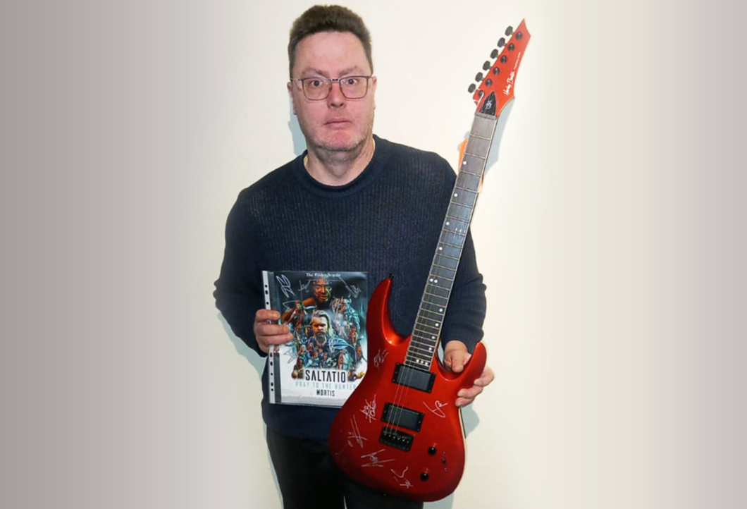 Auktionsgewinner Martin tut Gutes mit signierter Gitarre  Auktionsgewinner Martin tut Gutes mit signierter Gitarre