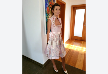 Bieter überrascht seine Frau mit edlem Designer-Dirndl! Bieter überrascht seine Frau mit edlem Designer-Dirndl!