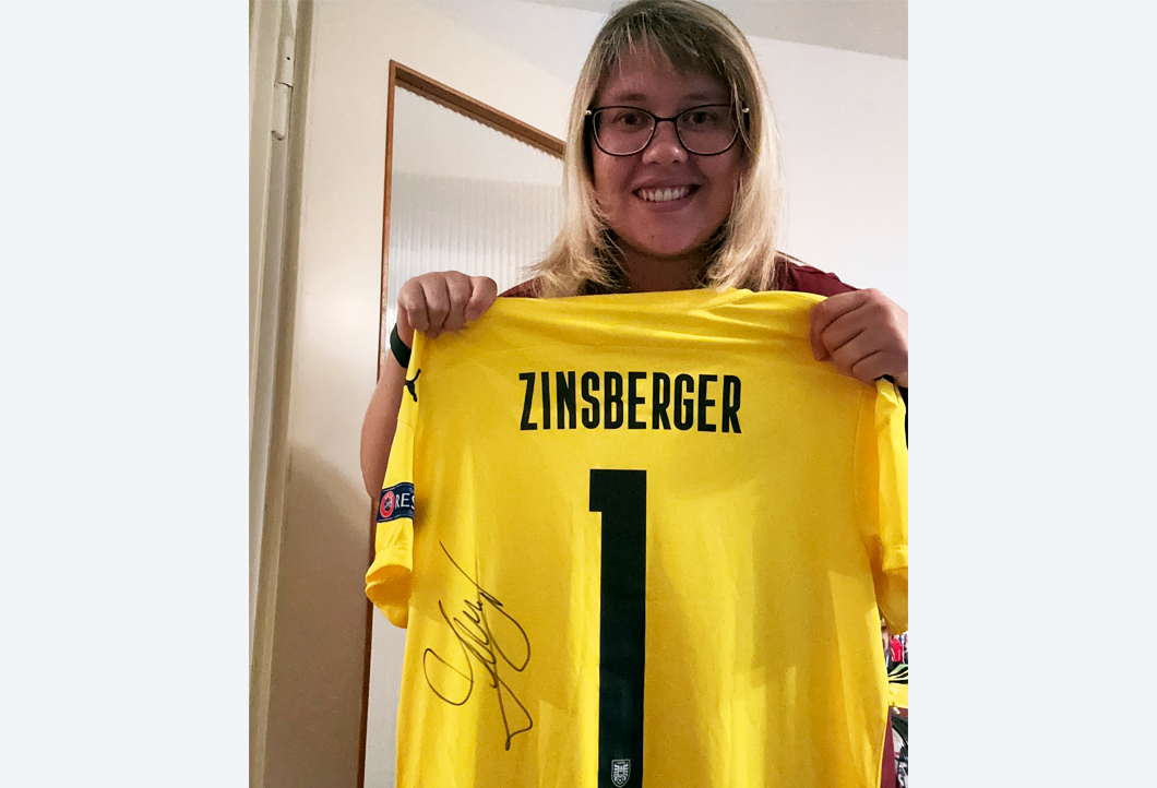 Bieterin ersteigert zwei Trikots ihrer Lieblingsfußballerin Bieterin ersteigert zwei Trikots ihrer Lieblingsfußballerin