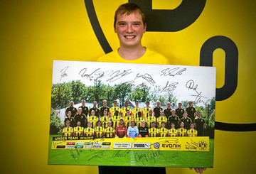 Dennis freut sich über seine signierte Leinwand
