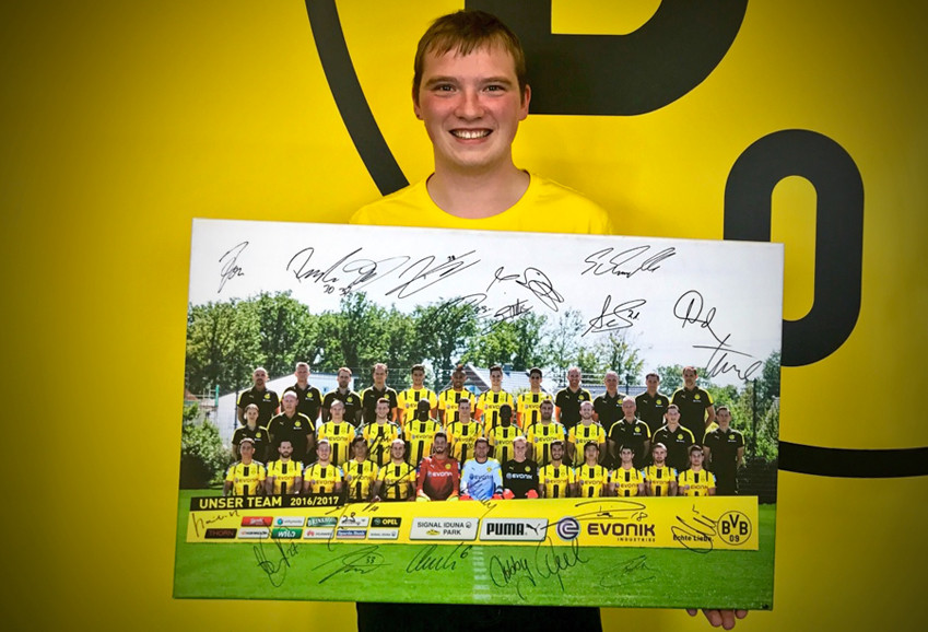 Dennis freut sich über seine signierte Leinwand