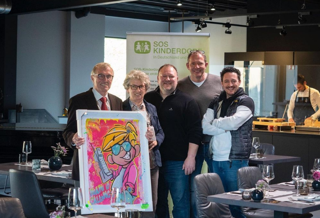 Dennis Klapschus übergibt sein Kunstwerk an unseren Auktionsgewinner Dennis Klapschus übergibt sein Kunstwerk an unseren Auktionsgewinner