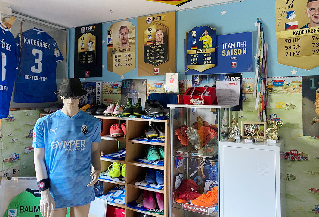 Ein Hoffenheim-Fan mit einzigartiger Fußball-Sammlung Ein Hoffenheim-Fan mit einzigartiger Fußball-Sammlung