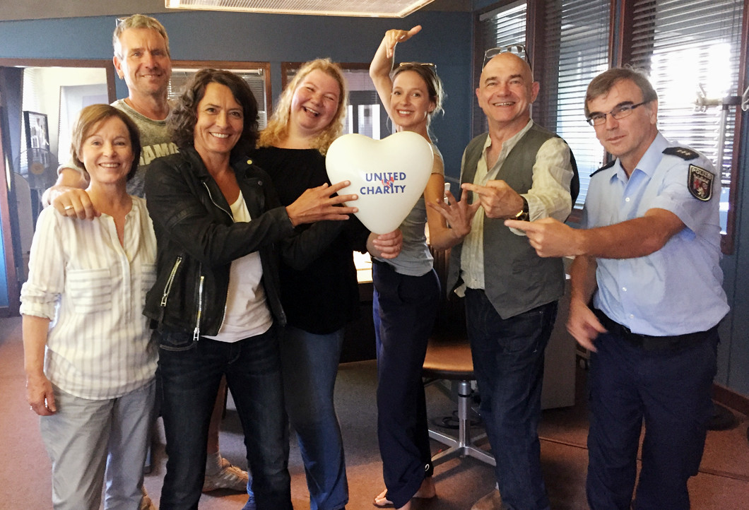 Annalena-Schmidt, Regisseur Tom Bohn, Ulrike Folkerts, Auktionsgewinnerin Judith, Lisa Bitter, Peter Espeloer, Komparse Annalena-Schmidt, Regisseur Tom Bohn, Ulrike Folkerts, Auktionsgewinnerin Judith, Lisa Bitter, Peter Espeloer, Komparse