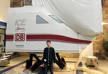 Fabian vor dem ICE-Simulator Fabian vor dem ICE-Simulator