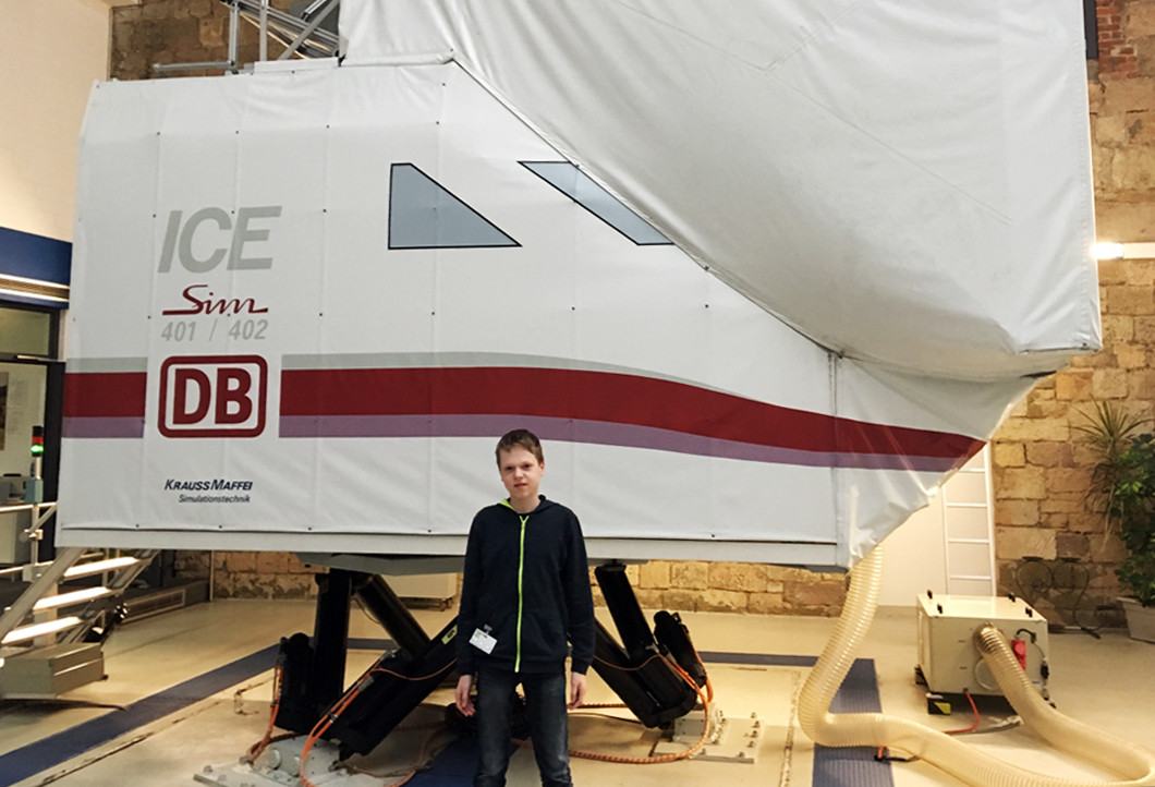 Fabian vor dem ICE-Simulator Fabian vor dem ICE-Simulator