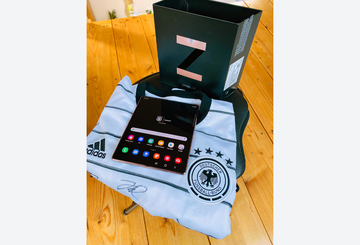 Einmalig: Fußballfan ersteigert Smartphone des DFB-Teams Einmalig: Fußballfan ersteigert Smartphone des DFB-Teams