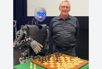 Einmalig: Unser Bieter beim Schach mit einem Roboter!  Einmalig: Unser Bieter beim Schach mit einem Roboter!