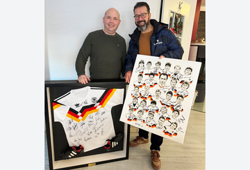 Einmalige Andenken der 1990er Weltmeister überreicht! Einmalige Andenken der 1990er Weltmeister überreicht!