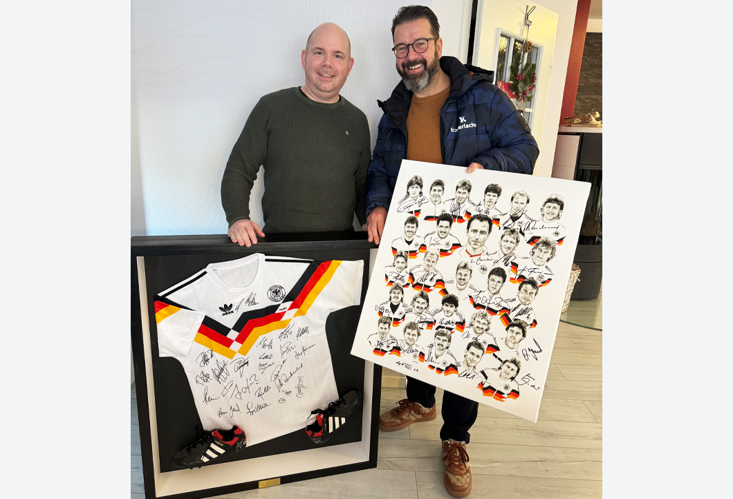 Einmalige Andenken der 1990er Weltmeister überreicht! Einmalige Andenken der 1990er Weltmeister überreicht!