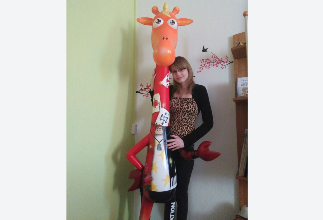 Fan der Ehrlich Brothers ersteigert deren bemalte Giraffe Fan der Ehrlich Brothers ersteigert deren bemalte Giraffe