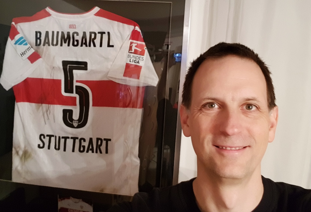 Jürgen mit seinen VfB-Sammlerstücken Jürgen mit seinen VfB-Sammlerstücken