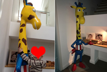 Kais Sohn mit seiner Giraffe Tim(o) Win Kais Sohn mit seiner Giraffe Tim(o) Win