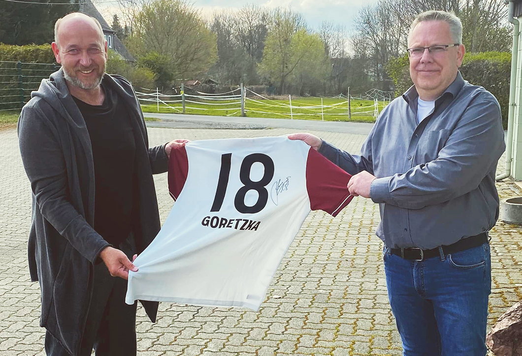 Goretzkas FC Bayern-Jubiläumstrikot als ganz besonderes Geschenk Goretzkas FC Bayern-Jubiläumstrikot als ganz besonderes Geschenk