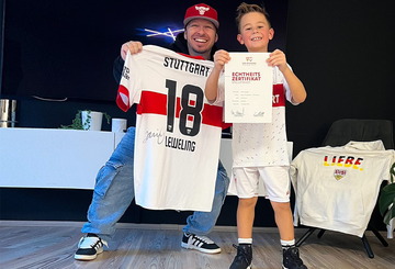 Große Freude über ersteigertes Leweling-Trikot! Große Freude über ersteigertes Leweling-Trikot!