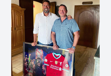 Jürgen Klopp übergibt Trikot-Rahmen an unseren Gewinner! Jürgen Klopp übergibt Trikot-Rahmen an unseren Gewinner!