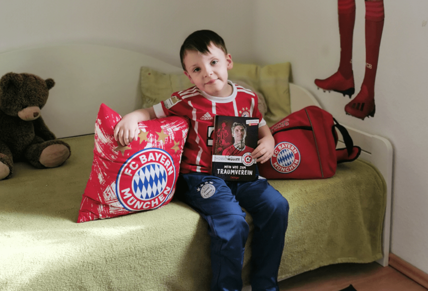 Noel mit seiner signierten Ausgabe von "Traumverein"